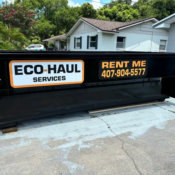 Dumpster de Eco Haul entregado en la entrada de un cliente