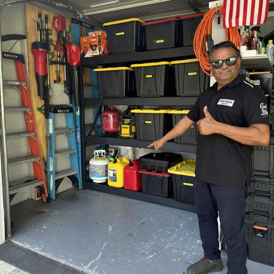 El mismo garaje vac&iacute;o, con el equipo de Eco Haul