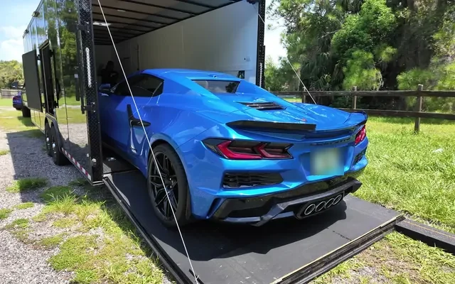 Auto deportivo dentro de un remolque cerrado de Eco Haul