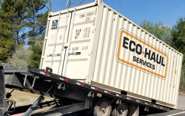 Contenedor de Eco Haul sobre un remolque de entrega