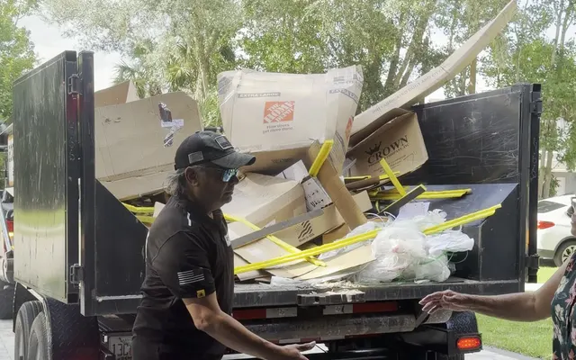 Equipo cargando escombros en un camión de Eco Haul